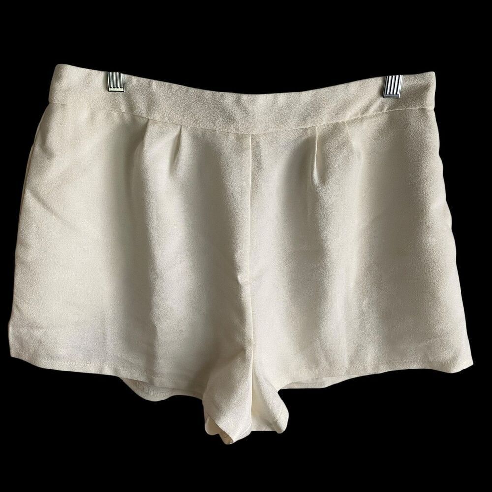Forever 21 Shorts Womens Large Cream Woven High Rise Zipper Dressy Pleated Lined